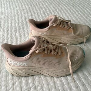 Hoka Women’s Arahi 7 Running Shoes